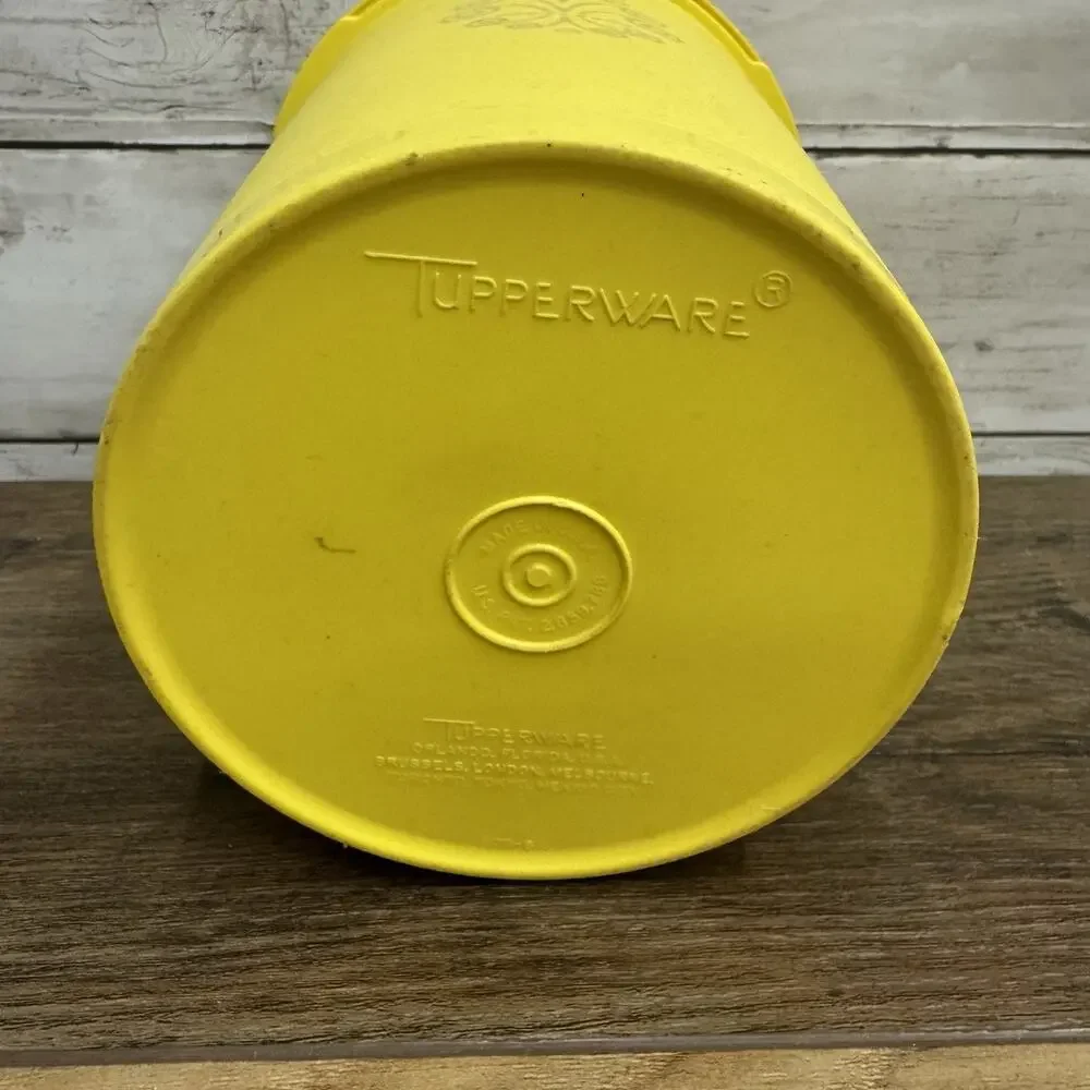 Vintage Tupperware 809-6 Lemon Yellow 6.5